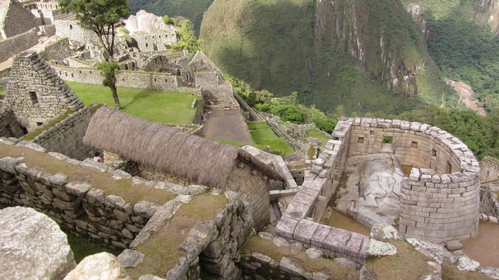 Im Sonnentempel (rechts) gibt es eine Pyramide mit einem Granitzapfen, mit welcher die Inkas am Schatten des Granitzapfens Tageszeiten, Sternbilder und Planetenbahnen erkannten. Jedes Jahr zur Wintersonnenwende wurde ein großes Fest veranstaltet.