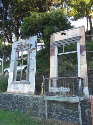 Was nicht ins Museum passt stellt Pablo einfach daneben auf.