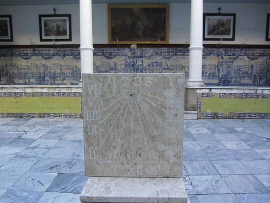 Die Franziskanerkirche besitzt eine der größten Sammlungen von Blaufliesengemälden (Azulejos), die in Portugal hergestellt wurden und war ein Geschenk des Königs von Portugal, Johann III.
