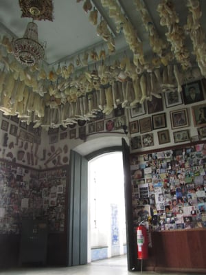 Hoffnungen auf Heilungen, andere Wünsche und Danksagungen. Wände und Decke eines Nebenzimmers gleichen einem Museum.