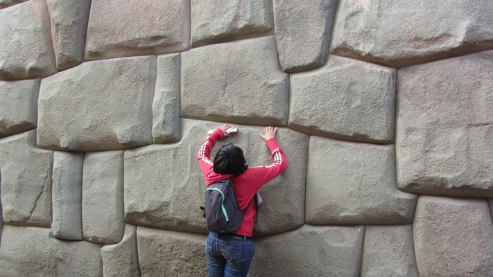 Chihi untersucht die präzise Inkaarchitektur.