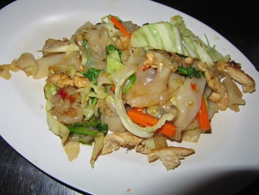 Gebratene Nudeln mit Hühnchen & Gemüse.