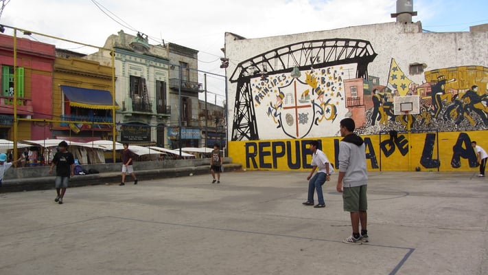 Wie einst Maradonna. Straßenkicker in La Boca.