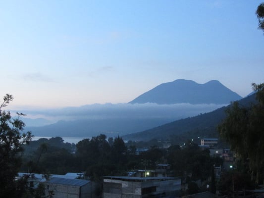 Blick von unserer Terrasse auf den Atitlan-See und den Vulkan San Pedro (3020m).