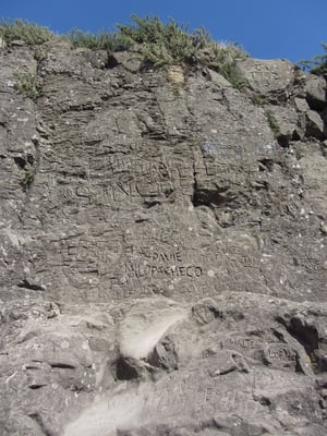Der Stein ist weich und viele Touristen verewigen sich in der Felswand beim Fort Niebla.
