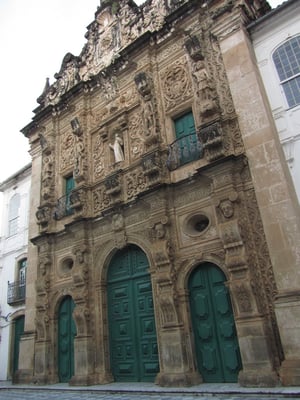 Die majestätisch-barocke Sandsteinfassade der Franziskanerkirche.