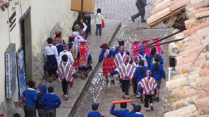 Cusco ist touristisch und trotzdem prägen alte indigene Einflüsse Trachten und das gesamte Erscheinungsbild der Stadt.