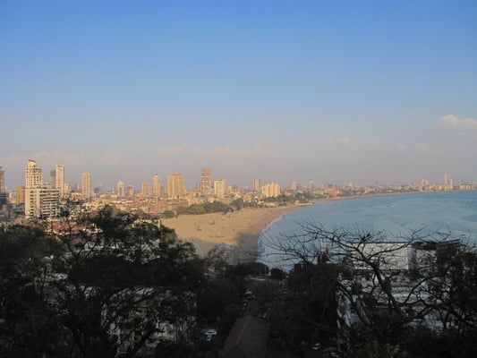 Blick vom Malabar Hill auf den Chowpatty Beach. Vielleicht Mumbais beste Aussicht.