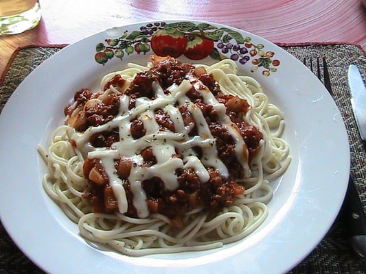 Spaghetti Bolognese mit Käse.