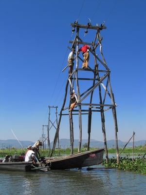 Arbeiten auf einem Strommasten mitten auf dem See. Die Dörfer brauchen ja Strom für ihre Satelitenschüsseln.