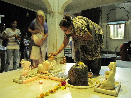 Gläubige in einem Tempel in Mulund.