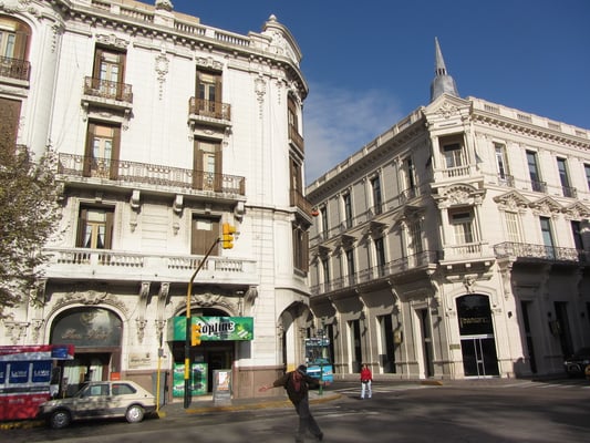 Tänzer auf der Straße mit schönen neokolonialen Bauten im Hintergrund.