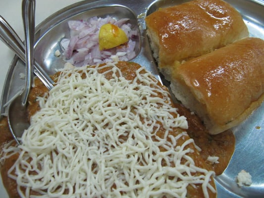 Curry mit Käse überstreut, dazu frisches Brot. Hammer und schon wieder vegetarisch.
