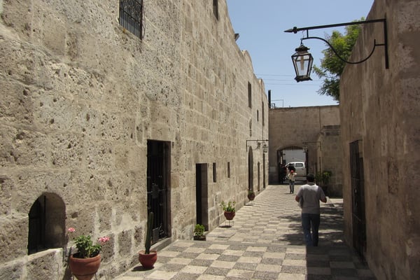 Durchgang im Innenhof des Konvents San Francisco.