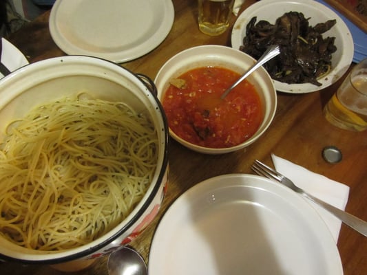 Spaghetti al Pomodoro mit gebratenen Pilzen