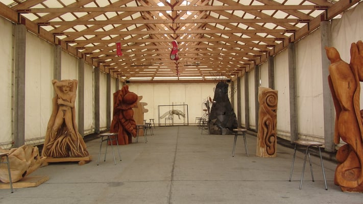Temporäre Austellung in einer provisorischen Stadthalle.