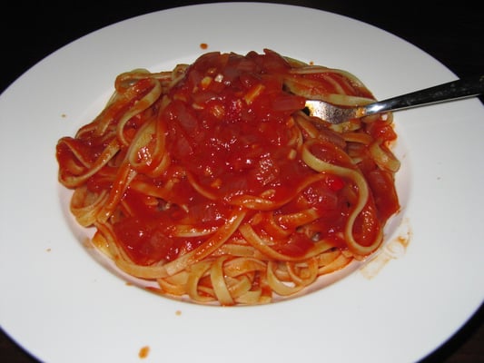 Nudeln mit Tomatensoße. (zuhause)