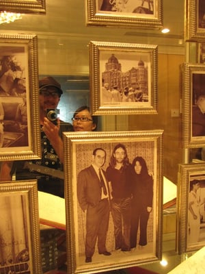 Von links: Sebastian, Chihi, ?, John Lennon, Yoko Ono. Alle waren hier, aber nicht alle konnten sich eine Übernachtung leisten. Obwohl die Preise für Indiens Prestige-Hotel nicht mal so hoch sind. Mit gut 100€ biste schon dabei.