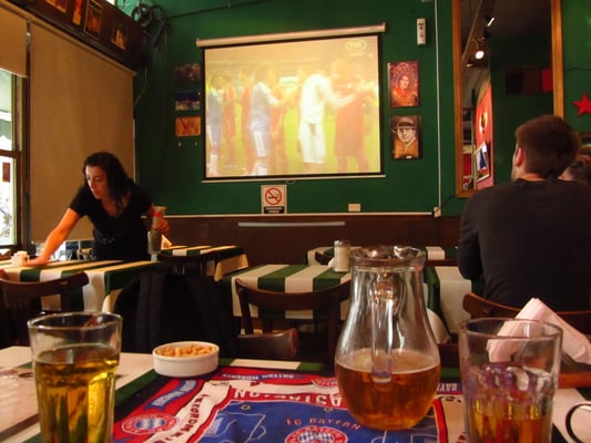 Außer dem Bierkrug versperrt nichts die Sicht.