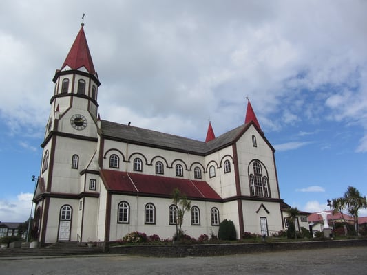Bekannteste Sehenswürdigkeit ist die „deutsche Kirche“, eine Holzkonstruktion mit Wellblechverkleidung, die der Marienkirche im Schwarzwald nachempfunden sein soll.