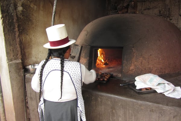 Einheimische bei der raditionellen Zubereitung der Meersau. (Tipón)