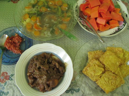 Rindfleisch, Frittiertes, frische Papaya und eine Gemüsesuppe, die wirklich genau wie bei Omi geschmeckt hat.
