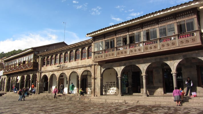 Schöne Arkaden schmücken den Plaza de Armas.