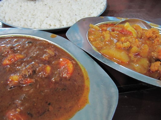 Shrimp Curry & Aloo Gobi (Kartoffel-Blumenkohl-Curry).