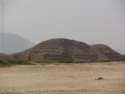 Die Huaca del Sol (Tempel der Sonne, auch Sonnenpyramide genannt) ist eine Pyramide, die im Moche-Tal in der Nähe von Trujillo in Nord-Peru von den Moche erbaut wurde.