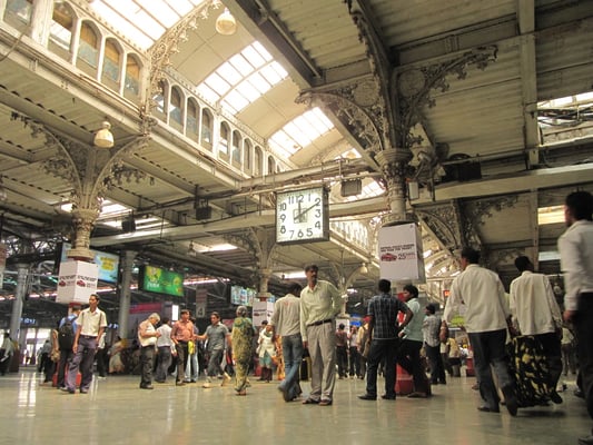 Im Chhatrapati Shivaji Terminus, kurz CST (bis 1996 Victoria Terminus).