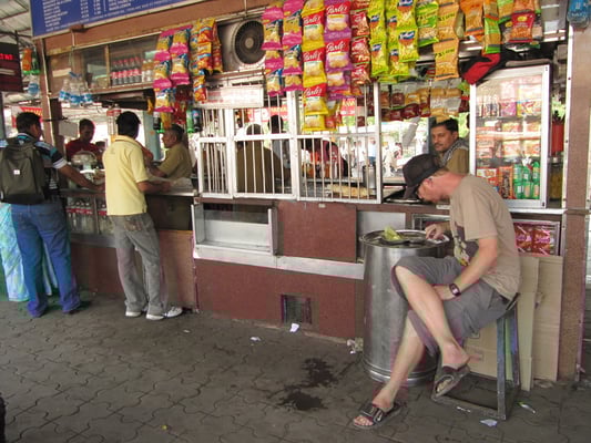 Mit einem Masala Dosa in der Hand wartet sich's einfach entspannter.