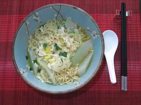 Instant Nudelsuppe mit Eieinlage (zuhause)