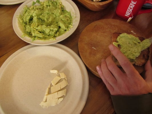 Getoastetes Brot mit Avocadomousse und Queso Fresco