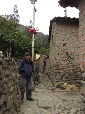 Aha, der Reisende hat die rote Plastiktüte hängen sehen und weis sofort, dass hier Chicha verkauft wird.