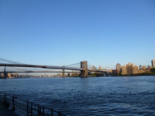 Brooklyn Bridge, dahinter die Manhattan Bridge.