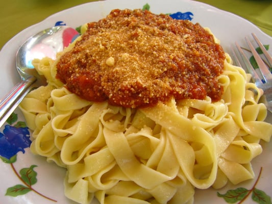 WIE BITTE? Der Anblick dieser Bolognese-Tagliatelle verbirgt das schrecklich Geheimnis ihrer Soße. Großzügig mit Sternanis verwürzt.