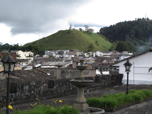 Blick auf den El Morra (Hintergrund). Die Pyramide aus präkolumbianischer Zeit wurde zwischen 500 und 1600 errichtet. Sie ist Popayans wichtigste archeologische Sehenswürdigkeit.