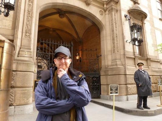 Hier vor dem Eingang wurde John Lennon erschossen.