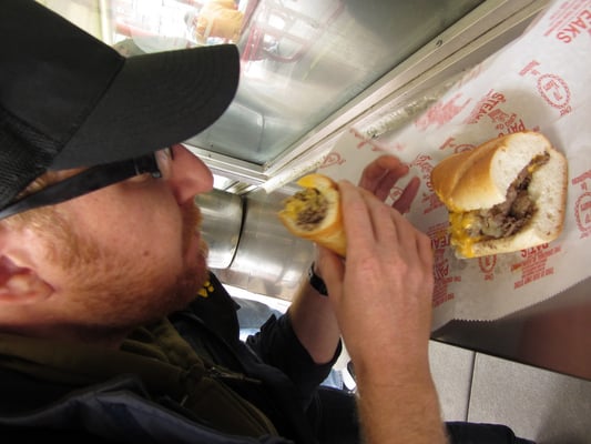 Der Food-Experte kostet den schmackhaften, fettreichen Fastfood.