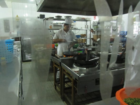 Herr Wu bereitet die schmackhaften chinesischen Köstlichkeiten mit viel Liebe und Geschick.