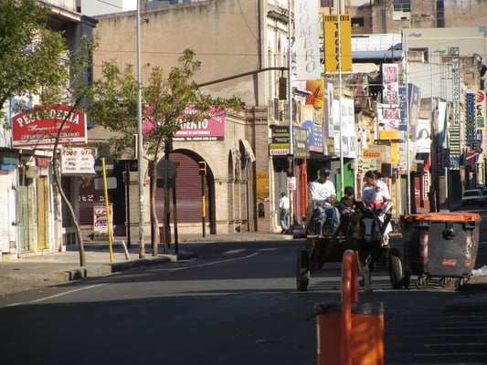 Sonntags sind die Straßen leer, lediglich ein paar Kartoneros lassen sich blicken.