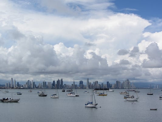 Boote mit Häusern dahinter.