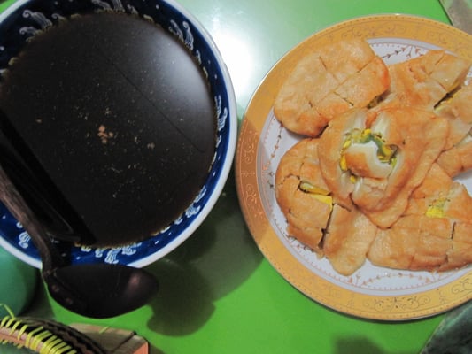 Mehr Cholesterin! Frühstück im Elternhaus unseres Gastgebers. Es gab frittierte Riesenfischfrikadellen mit halben Eiern und einer süß-pikanten Soße.