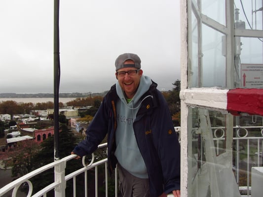 Sebastian auf dem Leuchtturm. Es war windig.