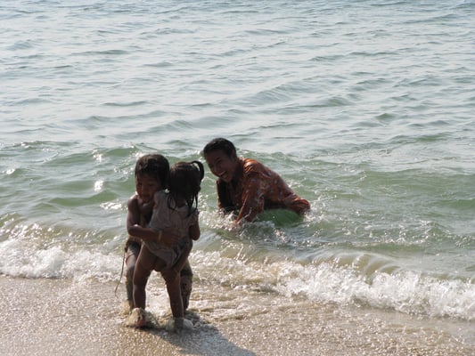Die weiblichen Khmer gehen grundsätzlich angezogen ins Wasser.