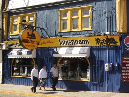 Kunstmann ist überall. Kein Wunder, denn das deutsch-chilenische Bier aus Valdivia gilt als das beste Bier Chiles. Leider sehr teuer.