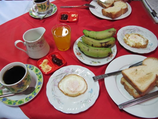 Frühstück ist in burmesischen Gästehäusern eigentlich immer mit von der Partie. Es kann wie folgt aussehen.