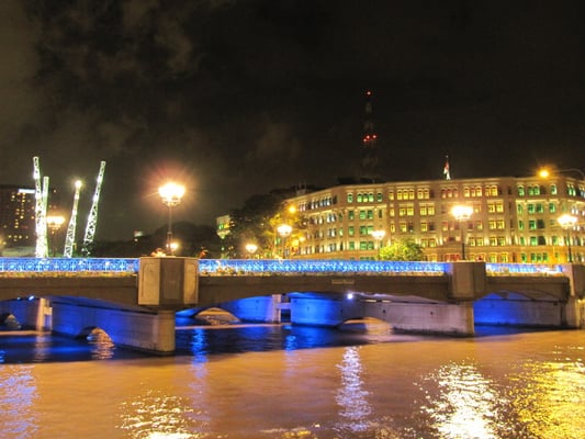 Clarke Quay bei Nacht.