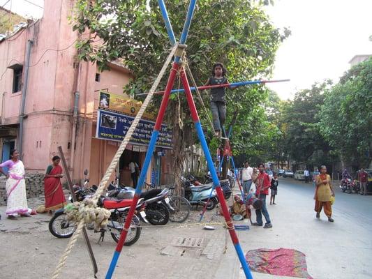 Zirkusfamilie bei ihrer Arbeit auf der Straße.
