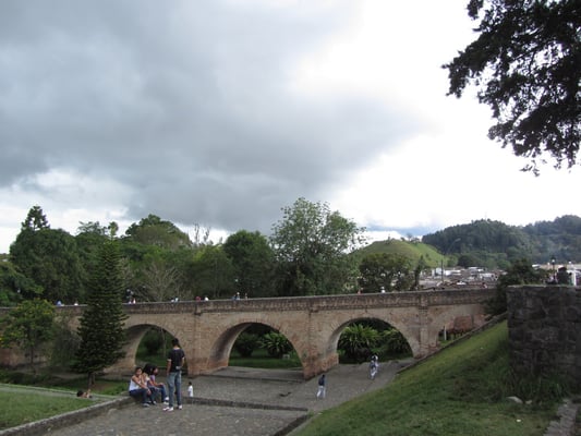 Die 178 m lange Puente del Humilladero verbindet den einst reichen südlichen Teil Popayans dem ärmeren Norden.